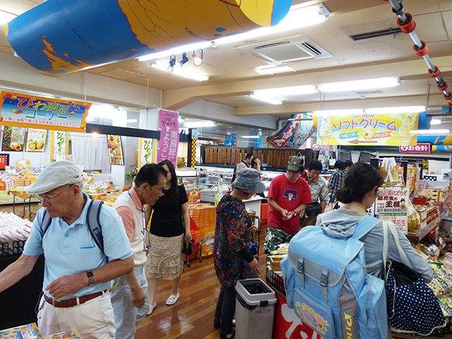 お土産屋活況